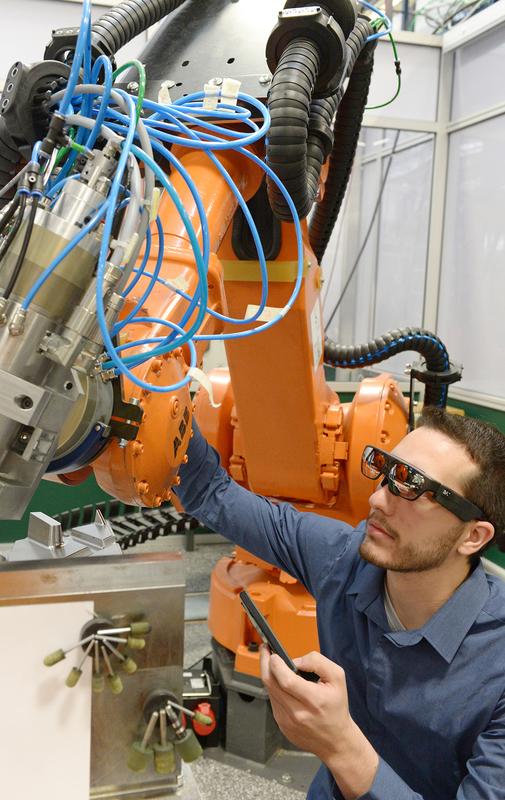 Der Nutzer ist über mobile Geräte wie Tablets oder Datenbrillen mit der »Smart Manufacturing Platform« verbunden und kann direkt und in Echtzeit mit allen Subsystemen interagieren.