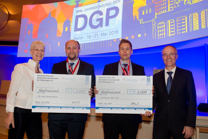 Preisverleihung in Berlin: (v.l.n.r.) Prof. Ruth Knüchel-Clarke (Tagungspräsidentin), Dr. Jan Pencik, Dr. Georg Gdynia, Prof. Peter Schirmacher (DGP)