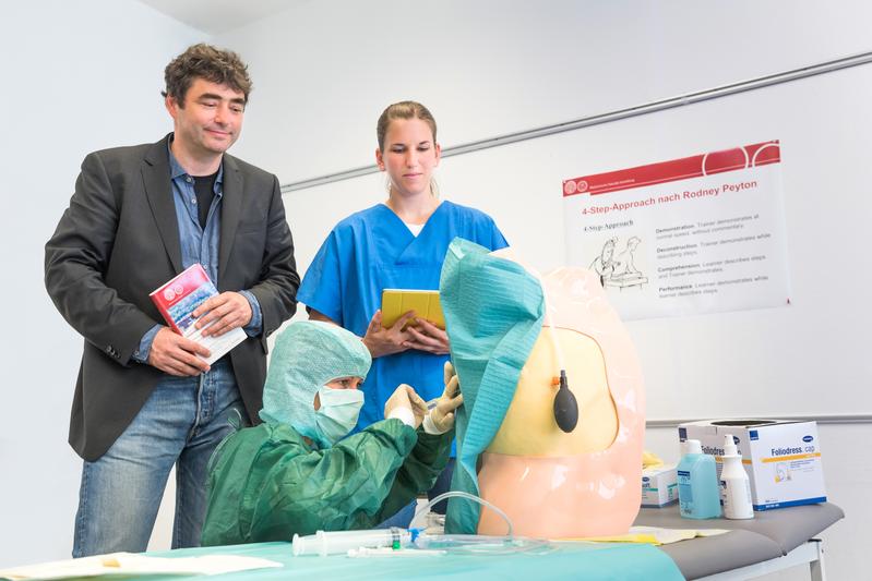 Training der Skills-Lab Tutoren: die Tutoren demonstrieren sich gegenseitig die klinischen Prozeduren und geben sich anschließend unter der Beobachtung des Trainers Feedback.