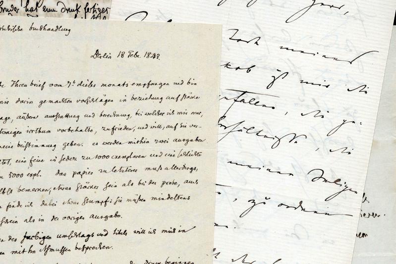 Zuoberst: Ein Schreiben Wilhelm Grimms an die Dieterich'sche Buchhandlung aus dem Jahr 1843. 