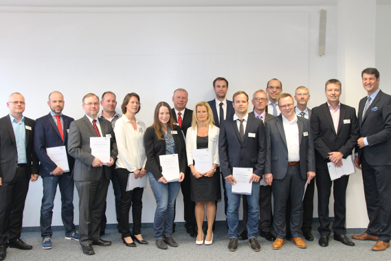 Prof. Dr. Hans Ludwig Meyer (links) und Prof. Dr. Volkmar Langer (rechts) mit dem FKE-Abschlussjahrgang 2016.