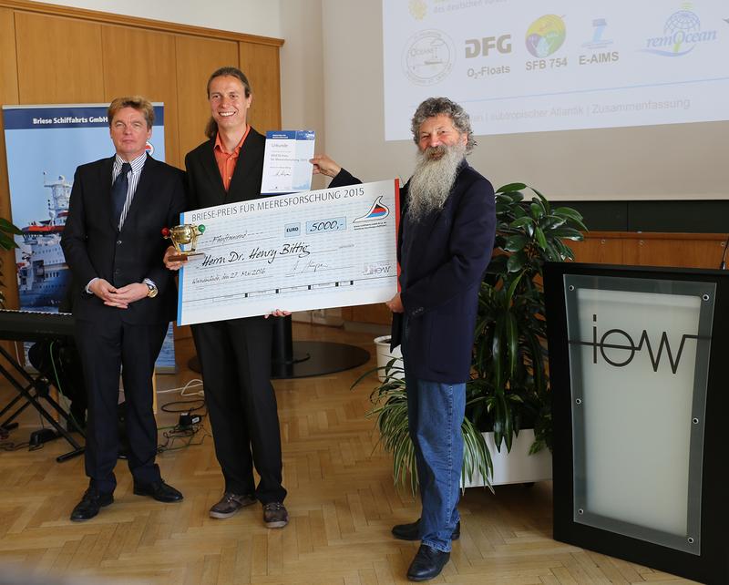 Verleihung des BRIESE-Preises für Meeresforschung 2015 am IOW (v. links): Klaus Küper, Leiter der Briese-Abteilung Forschungsschifffahrt, Preisträger Henry Bittig, IOW-Direktor Ulrich Bathmann