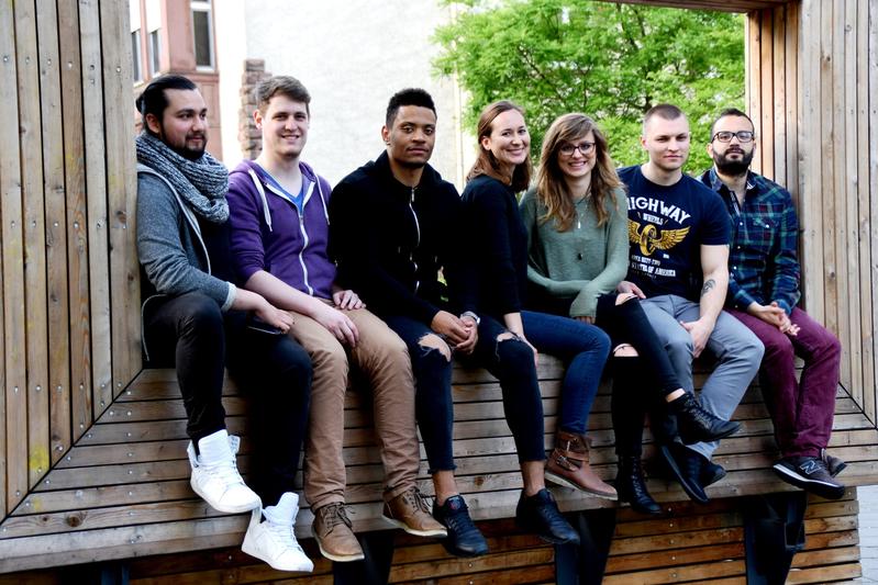 FRAME-Lernwegbegleitende mit Projektmitarbeiterin Nora Ries, v.l.n.r. Sunny Lamba, Martin Holk, Dion Färber, Nora Ries, Karolina Wieczorek, Dominik Toskov, Amr Mohamed. 