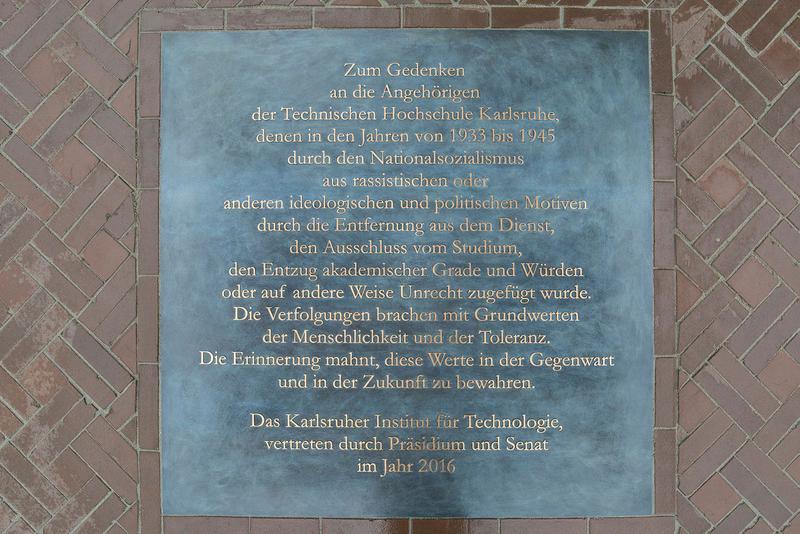 Die Gedenktafel im Ehrenhof