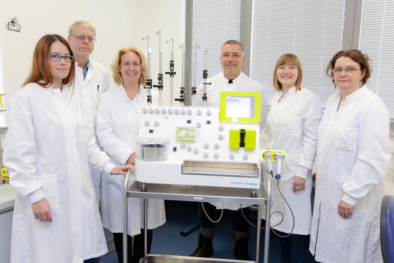  (von links): Jana Leise, Dr. Wolfgang Glienke, Professorin Dr. Ulrike Köhl, Christoph Priesner, Anna-Magdalena Kruel und Dr. Ruth Esser vom Institut für Zelltherapeutika. 
