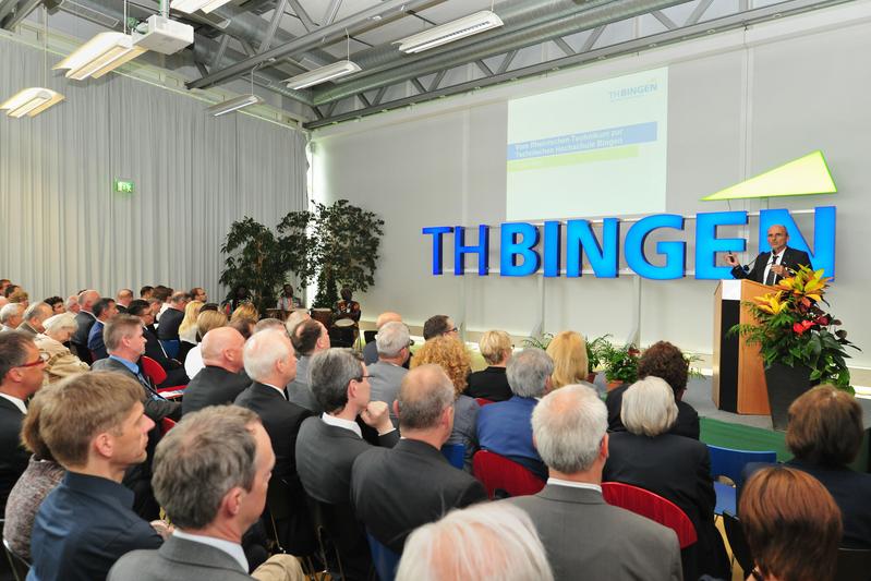 Ein Höhepunkt des Festes zur Umbezeichnung war die Enthüllung des neuen Logos der TH Bingen.