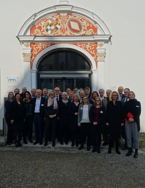 Hochschulvertreterinnen und - vertreter diskutierten auf einer Netzwerkveranstaltung im Hochschulzentrum Vöhlinschloss in Illertissen über die Einbindung von Flüchtlingen in bayerische Hochschulen