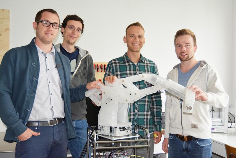 Die Väter von HORST (Mitte) sind stolz auf ihren Mehrachs-Roboter (von links): Jens Riegger, Tobias Erb, Manuel Frey und Tobias Kuentzle. 