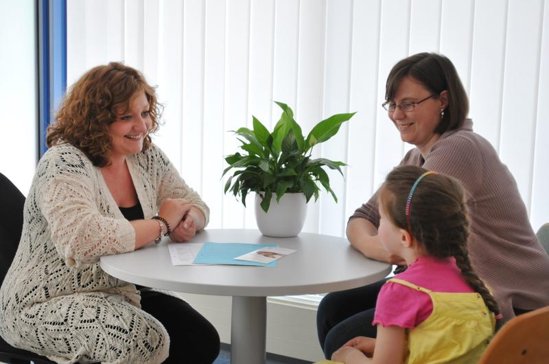 Rebecca Kowalewski (links) ist Leiterin der neuen Kinderneurologie-Beratungsstelle im Bergmannsheil