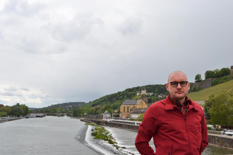 Thorsten Linsner, Doktorand der klassischen Archäologie, auf der Alten Mainbrücke in seiner Studienstadt Würzburg. 