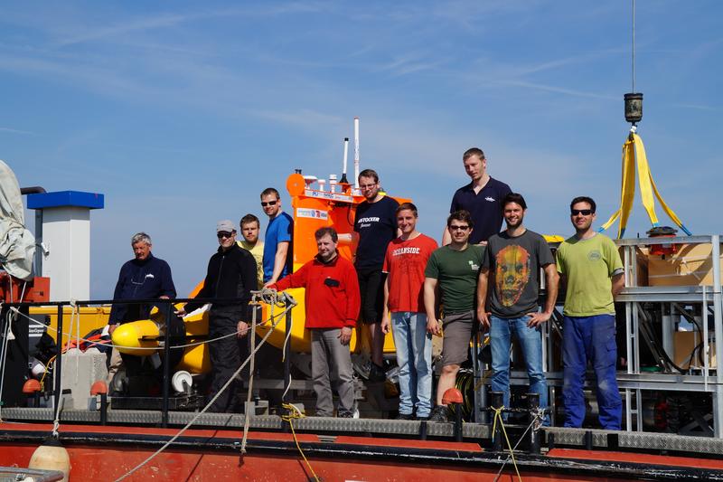 Das SMIS Entwicklerteam mit den Rostocker Ingenieuren Detlef Dewitz (5.v.l.), Erik Rentzow (6.v.l.) und Martin Kurowski (4.v.l.)
