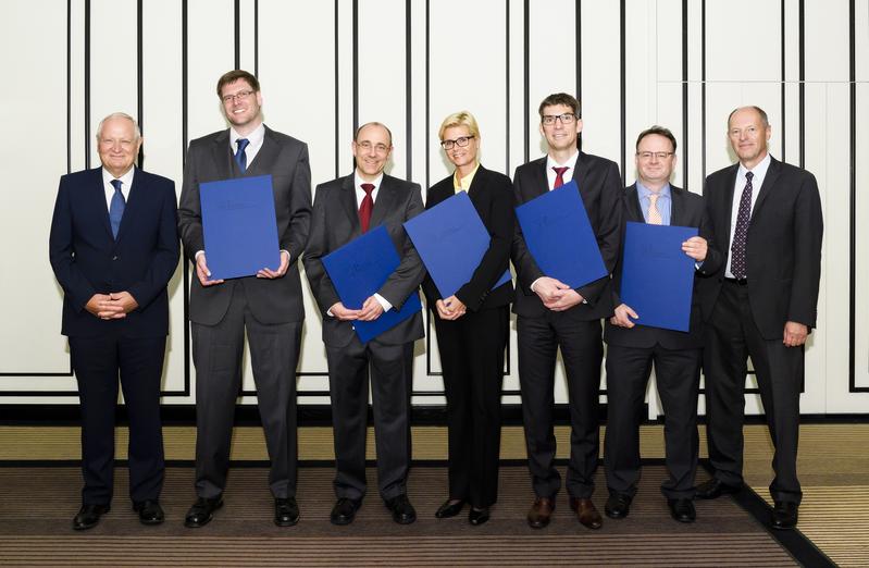 Die neuen Professoren der Paracelsus Medizinischen Privatuniversität wurden von Rektor Univ.-Prof. Dr. Herbert Resch (links) und Vizerektor Univ.-Prof. Dr. Wolfgang Söllner eingeführt.