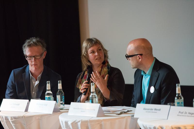 Talkrunde nach der Premiere: Filmemacher Axel Schmidt und Michaela Kirst und Moderator Hans-Bernhard Henkel-Hoving