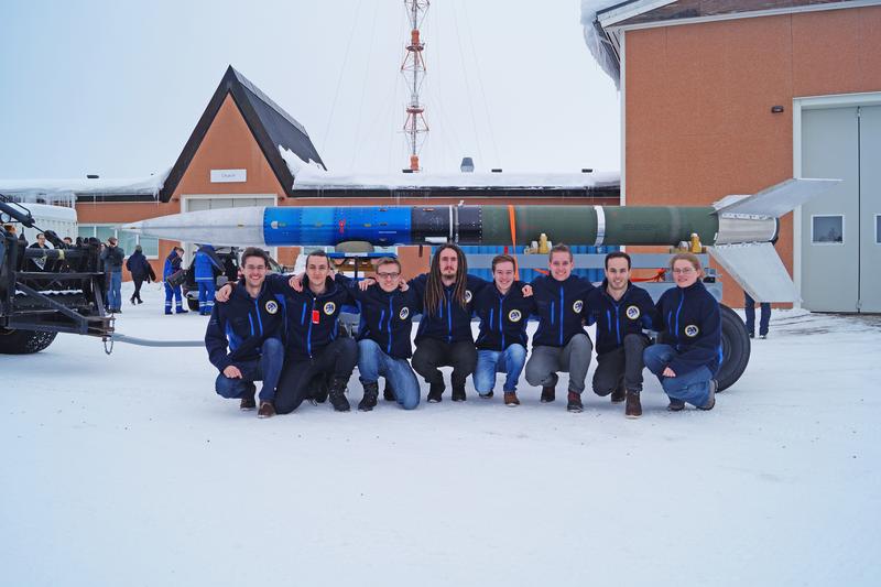 Schweden im März: Das Würzburger PATHOS-Team vor der REXUS20-Rakete. Von links: Moritz Aicher, Liviu Stamat, Kevin Chmiela, Felix Klesen, Dominik Wagner, Jonas Ehnle, Florian Kunzi und Elke Heidmann.