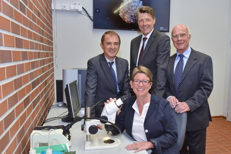 Marco Tullner, Claudia Dalbert, Ralf B. Wehrspohn und Goerg Michler (von links) erwarten Impulse für die Nachwuchsförderung durch das neue Schülerlabor.