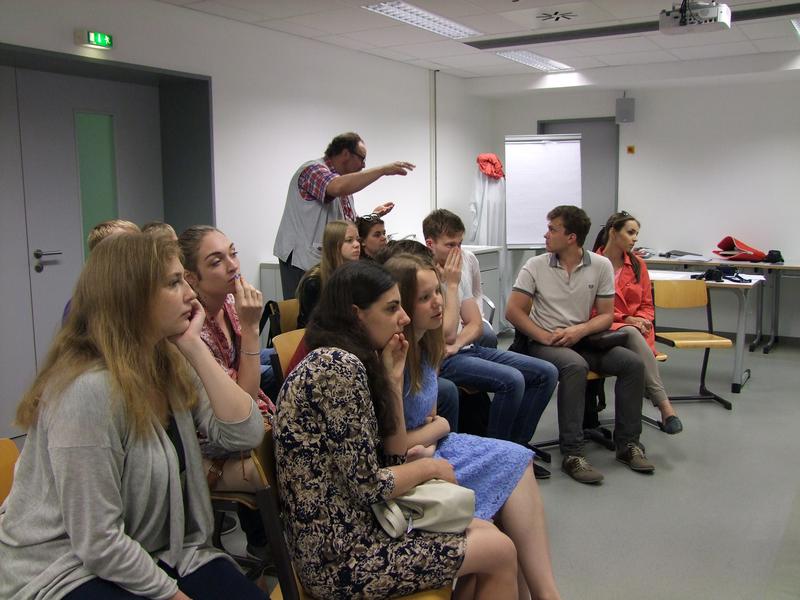 Prof. Dr. Olaf Scupin, stehend, übersetzt für die sibirischen Studentinnen und Studenten 