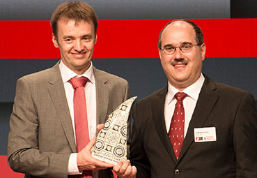 ernhard Gleich (re.) und Jürgen Weizenecker (li.), Professor an der der Hochschule Karlsruhe, freuen sich über den Gewinn des Europäischen Erfinderpreises 2016