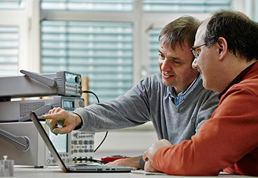 Die Wissenschaftler erhielten den Preis für die Entwicklung einer neuen Bildgebungstechnologie, die eine Darstellung von Gewebe in Echtzeit, dreidimensional und auf den Millimeter genau möglich macht