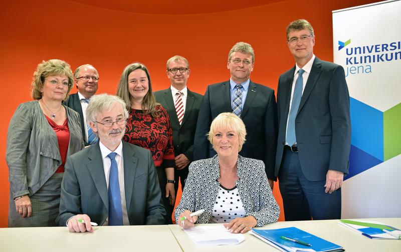 Nach Vertragsabschluss: Monika Engmann, TMWWDG, Dr. Ulrich Grolik, Prof. Dr. Klaus Benndorf, Ministerin Heike Werner, Dr. Klaus Schäfer, Renate Müller, Klaus-Richard Bergmann, Klaus Marsch (v.l.).