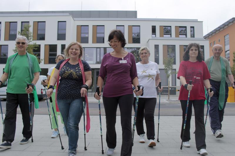 Angeleitet durch Physiotherapeutin Christine Pawandenat vom Universitäts PhysiotherapieZentrum probieren Teilnehmer des Programms „Mit Schwung gegen Krebs“ Nordic Walking als Fitnesssport aus.