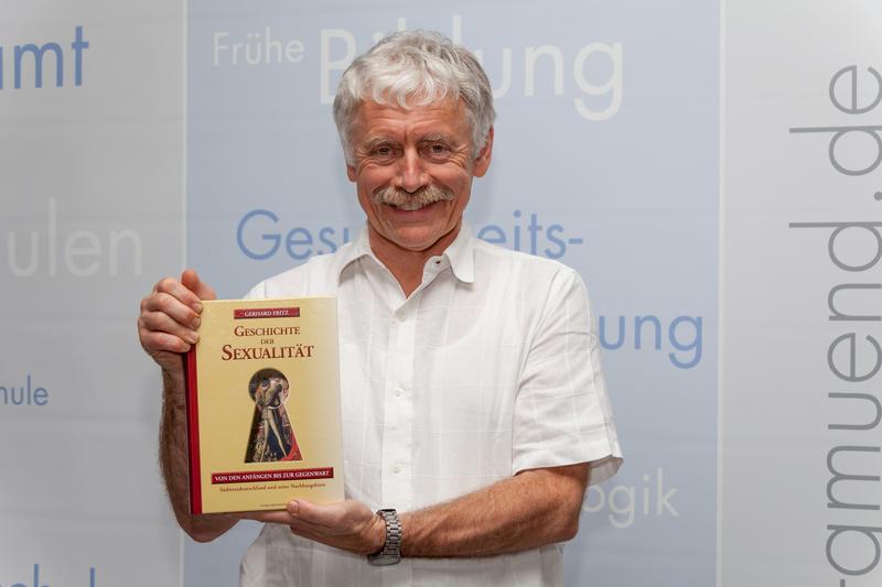 Prof. Dr. Gerhard Fritz mit seinem neu erschienen Buch „Geschichte der Sexualität“ 