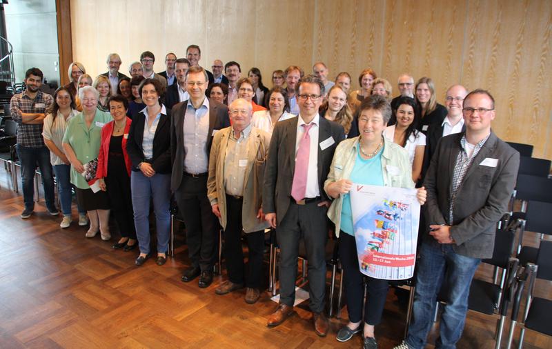 Eröffnung der Internationalen Woche mit Gästen aus 15 Ländern: Die Begrüßung sprach Vizepräsident Prof. Dr. Norbert Lennartz (3.v.r.). Organisiert wird die Woche vom International Office.
