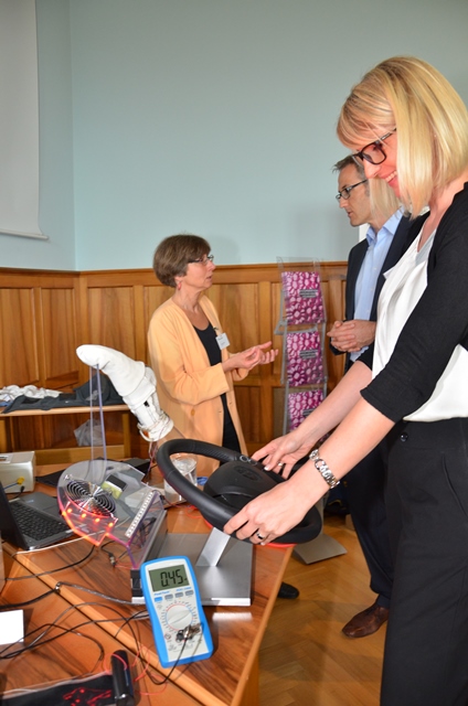 Smarte Elastomersensoren eingebaut in ein Lenkrad ermöglichen beispielsweise eine stufenlose Steuerung von Musik und Lüftung im Auto. 