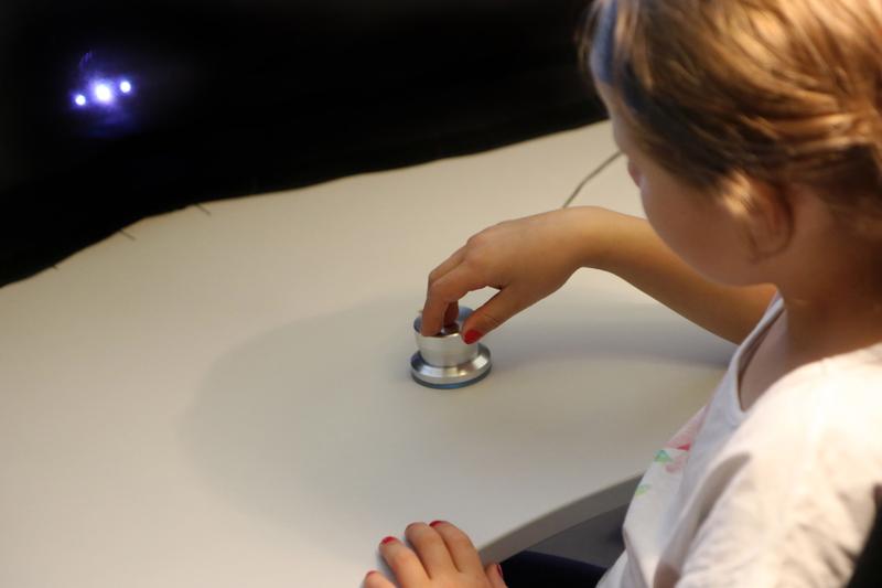 Während der Messung hat das Kind die Aufgabe, ein Geräusch zu orten und einen LED-Leuchtpunkt mit einem Drehregler in eine der 37 möglichen Schallrichtungen zu drehen. 