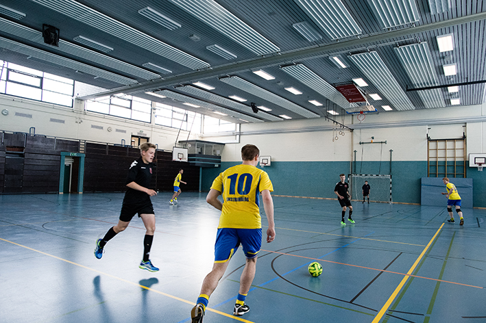 In der neuen Methode helfen Fotos von Spielsituationen, Taktiken – hier ein Konter – mental einzuüben.