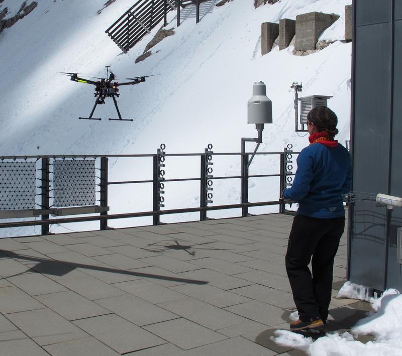 Monika Scheibe bei Erprobungsflügen für den Sensor auf der Umweltforschungsstation Schneefernerhaus (Zugspitze)