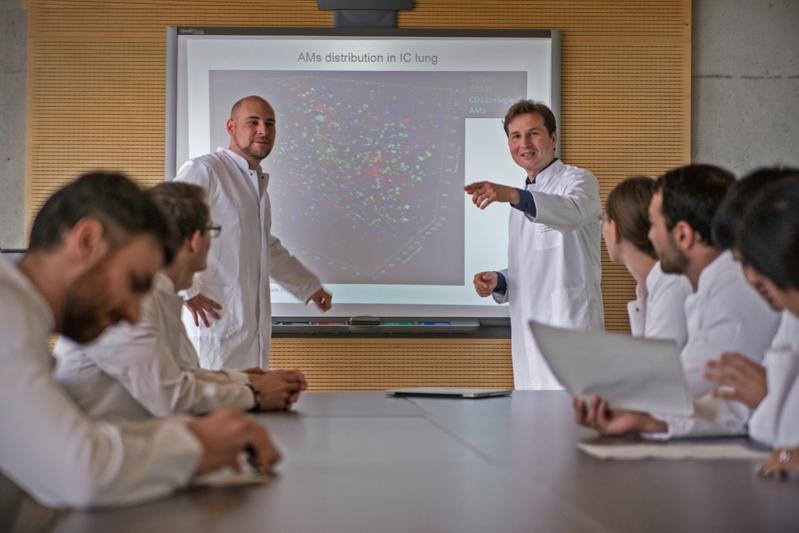 "Immunzellen sehen, verstehen und therapeutisch einsetzen" lautet das Motto der interdisziplinären Forschergruppe der Medizinischen Klinik II und Universitäts-Kinderklinik von Prof. Andreas Beilhack.