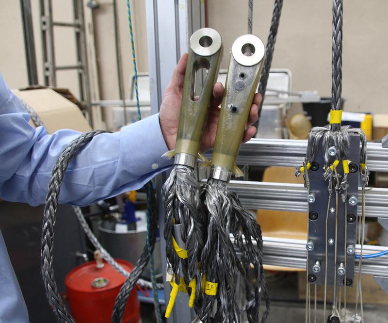 The rope end connection made of fibre cable and resin is extremely stable and durable and weighs only an eighth of a wire rope.