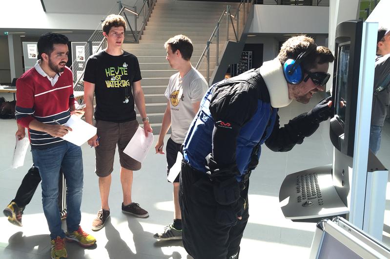 Anlässlich des Diversity Tages erkundeten Studierende technischer Fächer in Alterssimulationsnzügen ihre Umgebung aus der Perspektive von Senioren und Menschen mit Handicaps (rechts: Michael Eichten).