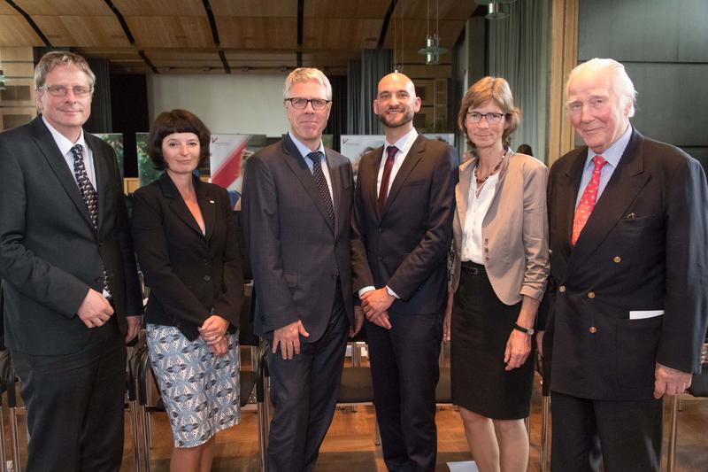 (v.l.): Prof. Dr. Burghart Schmidt, Prof.in Dr. Nina Oelkers, Udo Hemker (Welker-Stiftung), Prof. Dr. Kim-Patrick Sabla, Birgit Schlegel und Dr. Günter Welker.
