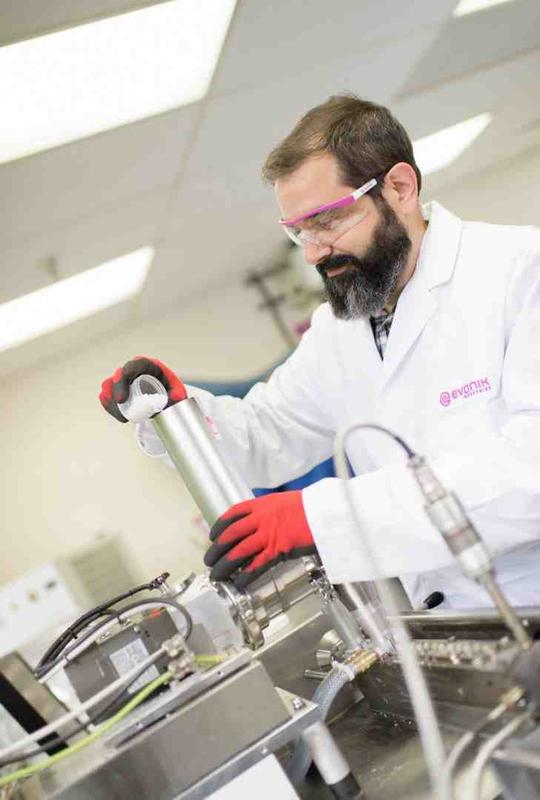 In the Medical Devices Project House in Birmingham (Alabama, USA) Evonik is developing improved materials for medical devices. The photo shows an employee filling an extruder with polymer granulate.