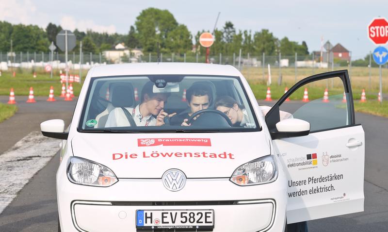 DRIVE-E-Akademie 2016: Beim Fahrevent auf dem Verkehrsübungsplatz Braunschweig konnten die Teilnehmerinnen und Teilnehmer aktuelle Elektroautos testen.