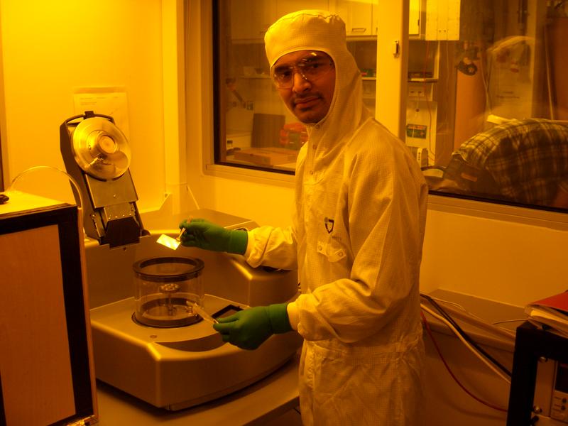 Interdisziplinäres Team an der Jacobs University um den Chemiker Prof. Dr. Gerd-Volker Röschenthaler und den Physiker Prof. Dr. Veit Wagner an der Verbesserung von Metalloxiden