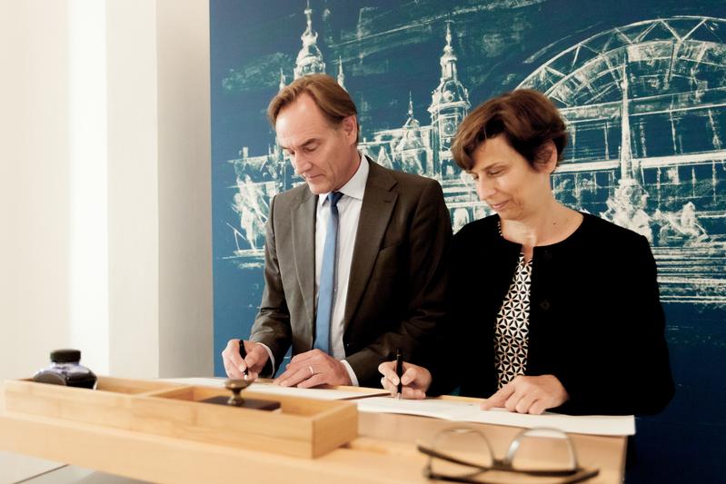 Oberbürgermeister Burkhard Jung und Rektorin Prof. Gesine Grande bei der Unterzeichnung.
