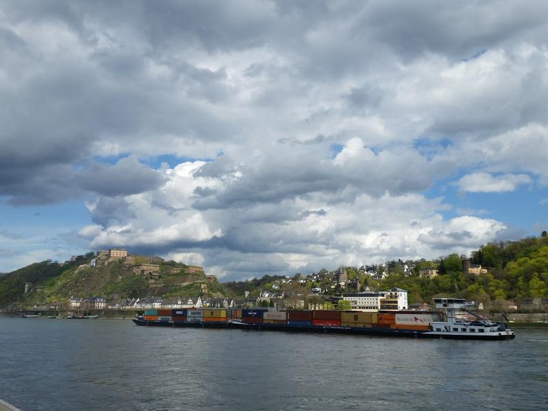 Typischer Rheinfrachter, der unter anderem Wein aus Übersee nach Deutschland bringt, auf der Rückfahrt nach Rotterdam.