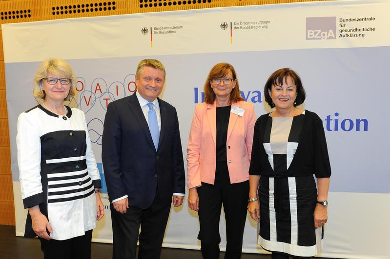 v.li: Dr. Heidrun M. Thaiss, Leiterin BZgA, Hermann Gröhe, Bundesminister für Gesundheit, Dr. Monika Kücking, Gesundheit GKV-Spitzenverband, Marlene Mortler, Drogenbeauftragte der Bundesregierung