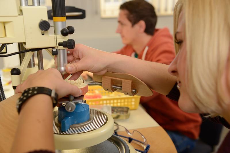  Das Studium der Dentaltechnologie an der Hochschule Osnabrück bietet hervorragende Berufsperspektiven in einer breiten, wachsenden Branche. Frauen und Männer sind im Studium gleich stark vertreten.