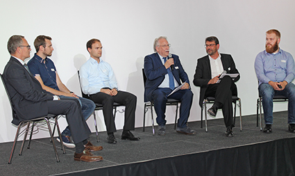 Prof. Dr. Ralf Dillerup (2.v.r.), Executive Director der HUGS im Gespräch mit Prof. Dr. Dr. h. c. Harald Unkelbach (3.v.r.), Präsident der IHK Heilbronn-Franken und Studierenden und Lehrenden