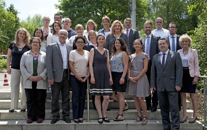 Die Absolventen + Landrat Kreis Lippe Dr. Axel Lehmann, r. d. Prof. Dr. Roswitha Gembris (FHM), d. Prof. Dr. Tim Brüggemann (Leiter IWK), Markus Rempe, Vorstand Lippe Bildung, l. d. Ulrich Knorr