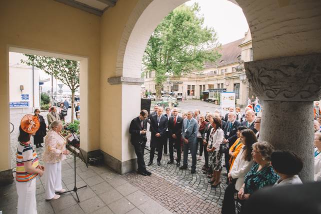 Plakettenenthüllung am Lennart-Bernadotte-Haus