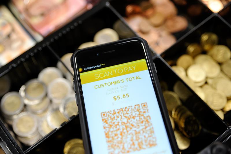 An einigen Orten können Kunden inzwischen mit der digitalen Währung Bitcoin zahlen.