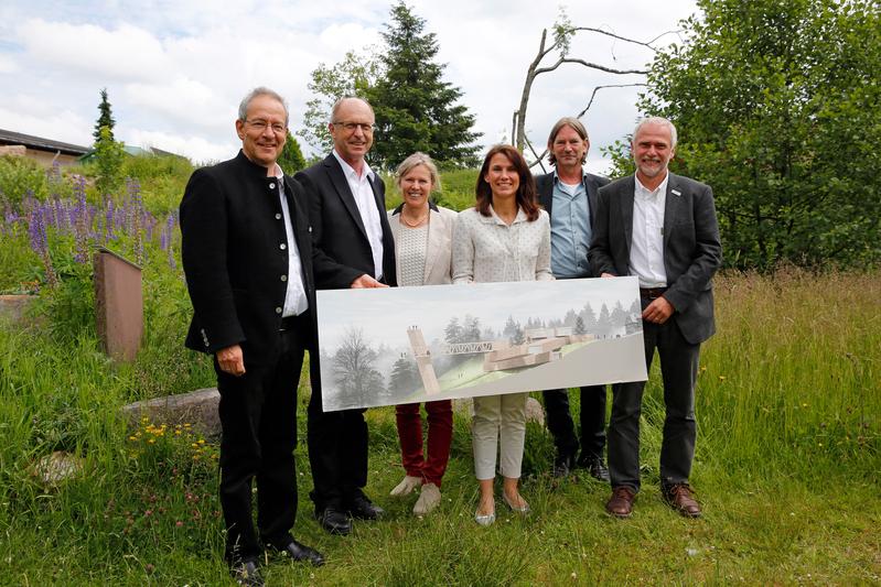 Im neuen Nationalparkzentrum wird ab Frühjahr 2019 die DBU-geförderte Dauerausstellung stehen. DBU-Kuratoriumsvorsitzende Rita Schwarzelühr-Sutter MdB (M.r.), überreichte das Bewilligungsschreiben.