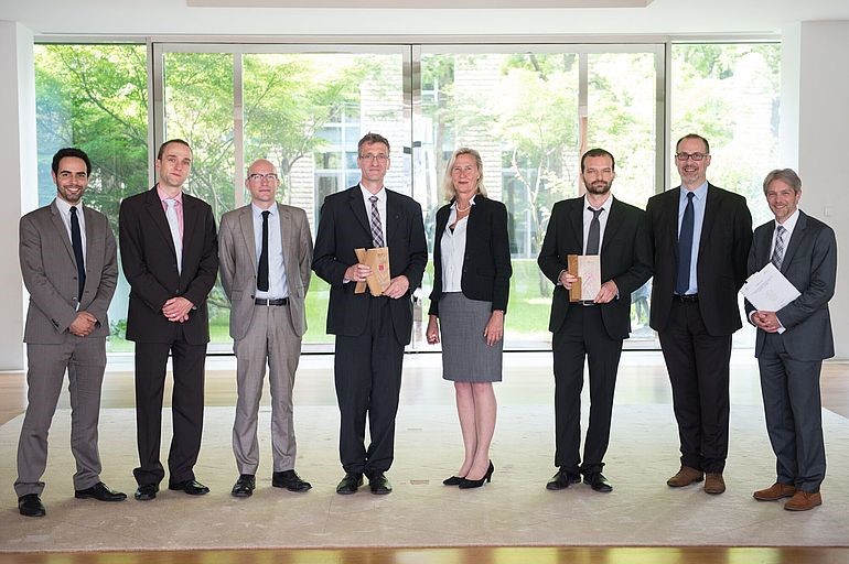  Vertreter der Finalisten und die Jurymitglieder nach der Preisverleihung in der Französischen Botschaft 