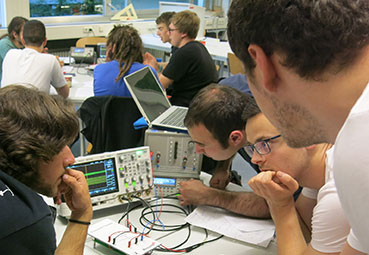 Studierende bei der Langen Nacht der Systemtheorie