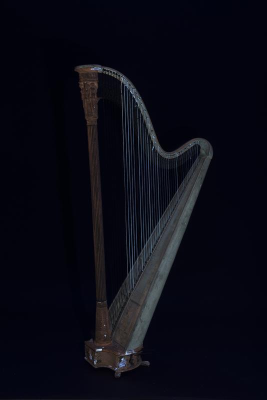 Doppelpedalharfe von Sébastien Erard (1818) unter UV-Beleuchtung