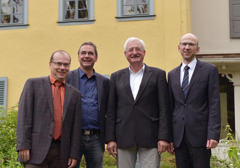 Die Organisatoren des Zeiss-Symposions: (v.l.) Dr. Wolfgang Wimmer (ZEISS), Dr. Helmut Hühn und Prof. Dr. Rolf Walter (Uni Jena) sowie Wilfried Röpke (Wirtschaftsförderungsgesellschaft Jena). 